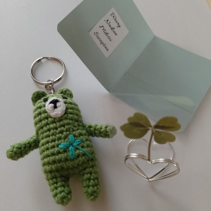 Breloczek miś i czterolistna koniczyna na szczęście. Na prezent