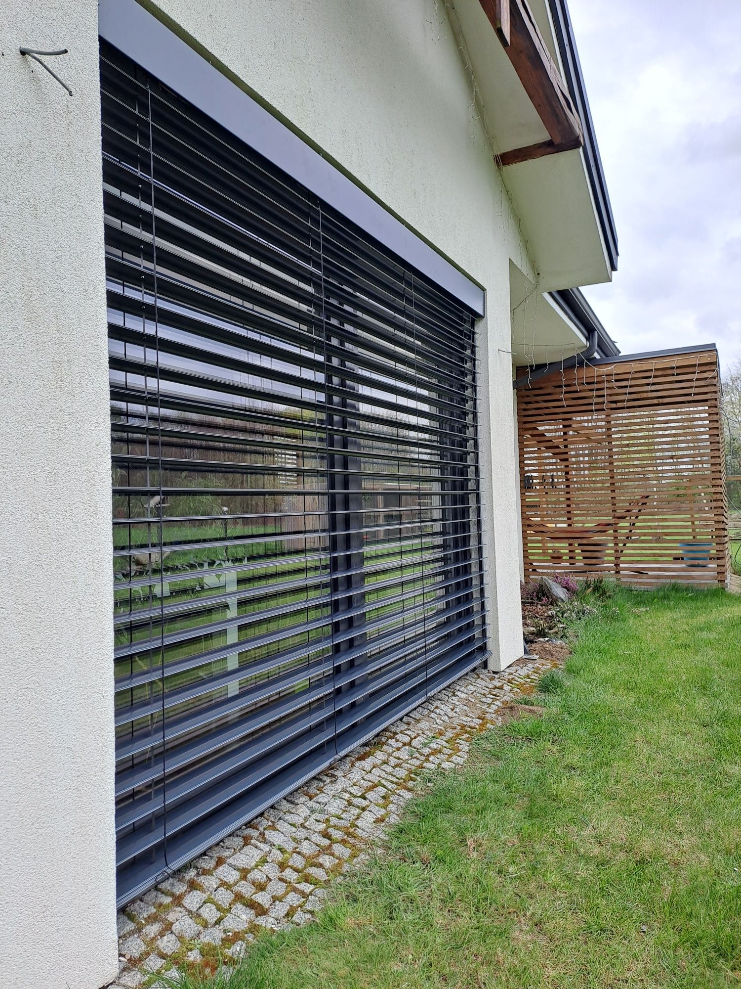 Żaluzje fasadowe z 90 c 80 , pergola aluminiowa , rolety