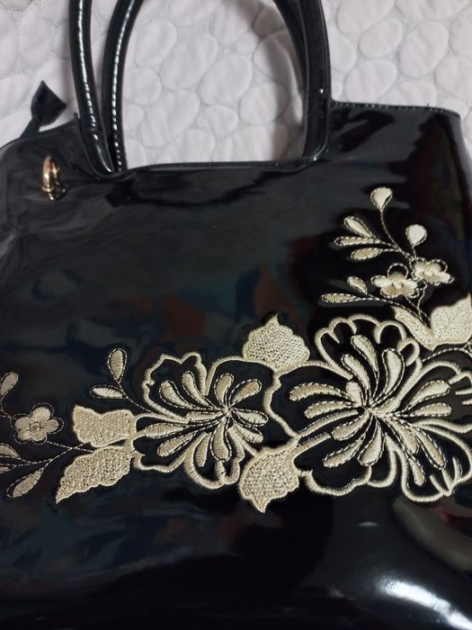 Чорна жіноча сумка .З натурального  лака.