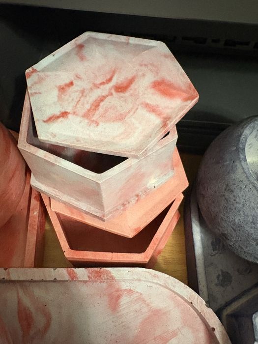 Кашпо з гіпсу у блт якому стилі