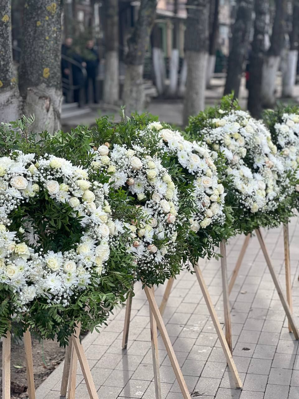 Траурна флористика Рівне, вінки з живих квітів, траурні корзини