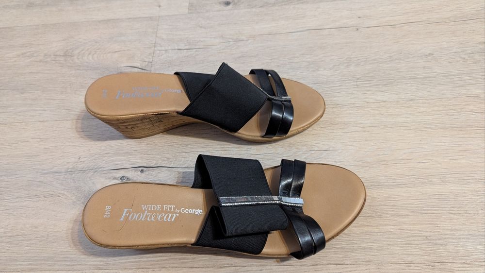 Шльопанці на танкетці 42