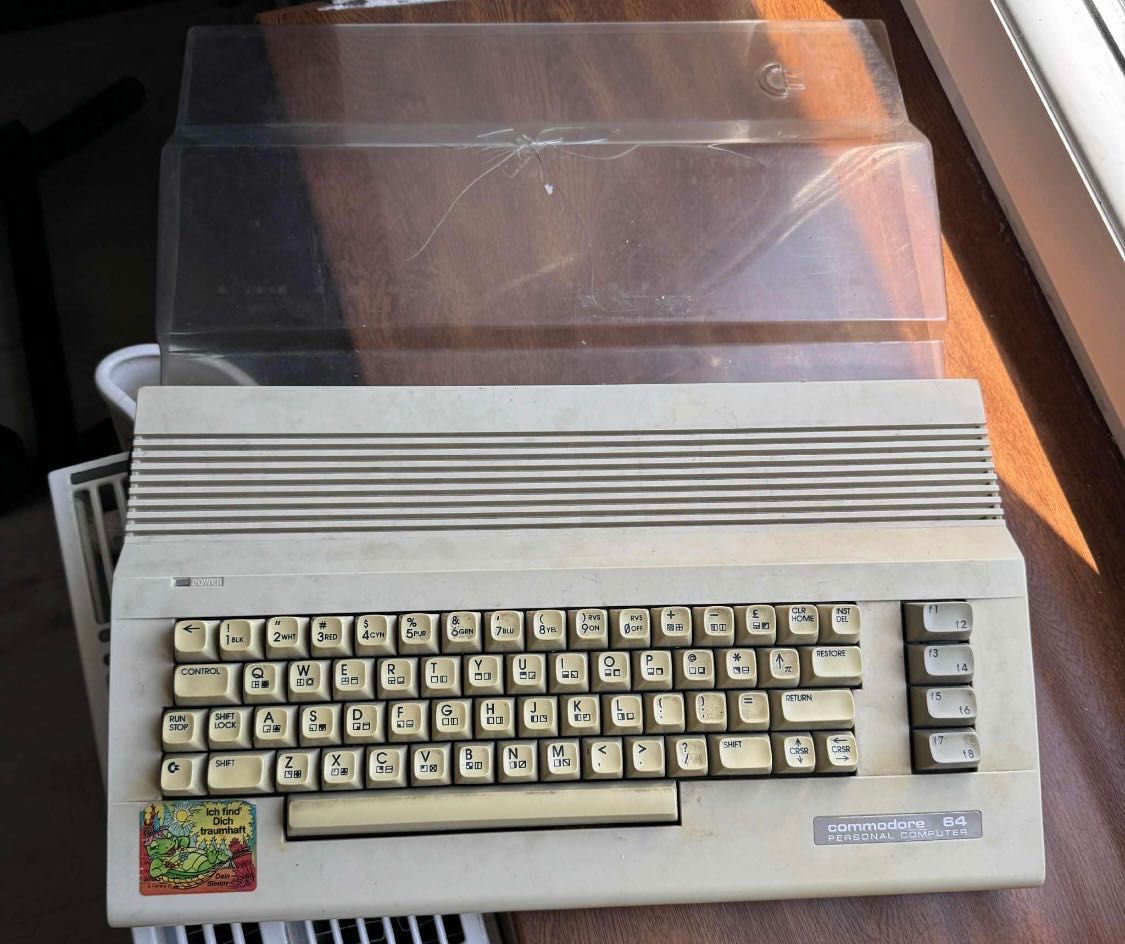 Komputer commodore C 64 plus pokrywa