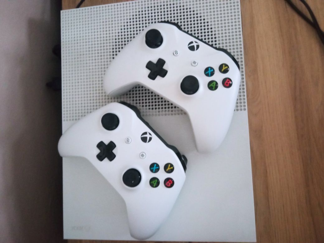 Xbox One S 1 T  + 2 pady