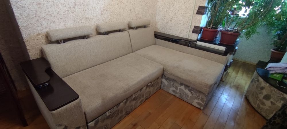 Кутовий диван і столик