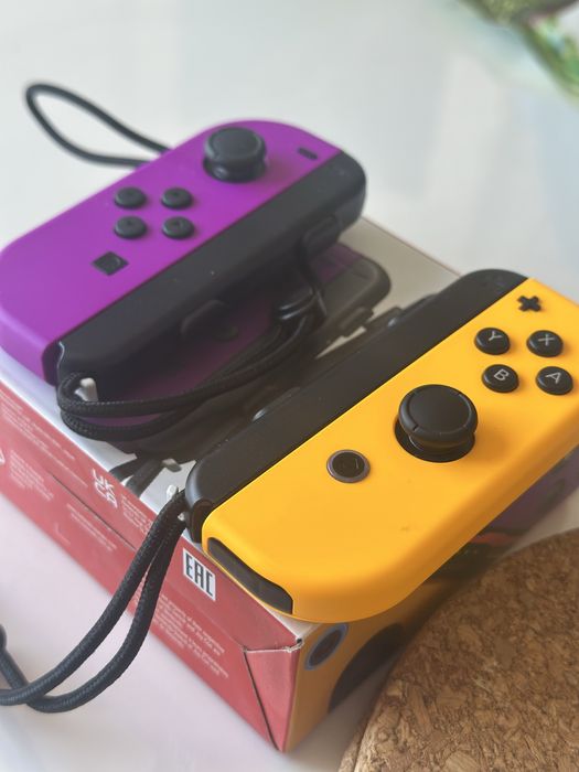 Joy-Con Nintendo Switch – Roxo e Amarelo (Original, Excelente Estado)