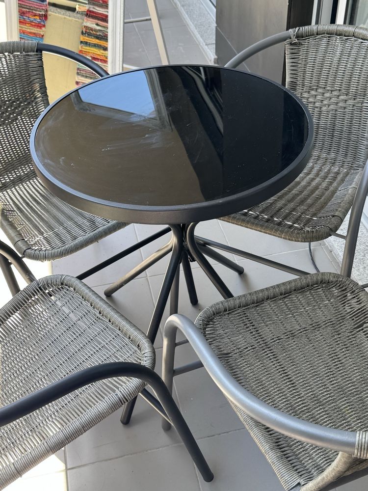Conjunto de Mesa com 4 Cadeiras – Ideal para Varanda ou Jardim