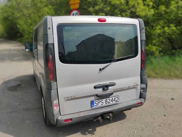 Opel Vivaro brygadówka  6 osób 2,5dci klima Renault trafic
