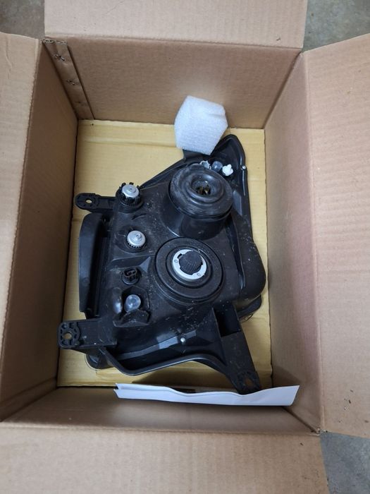 Farol direito Isuzu D-max