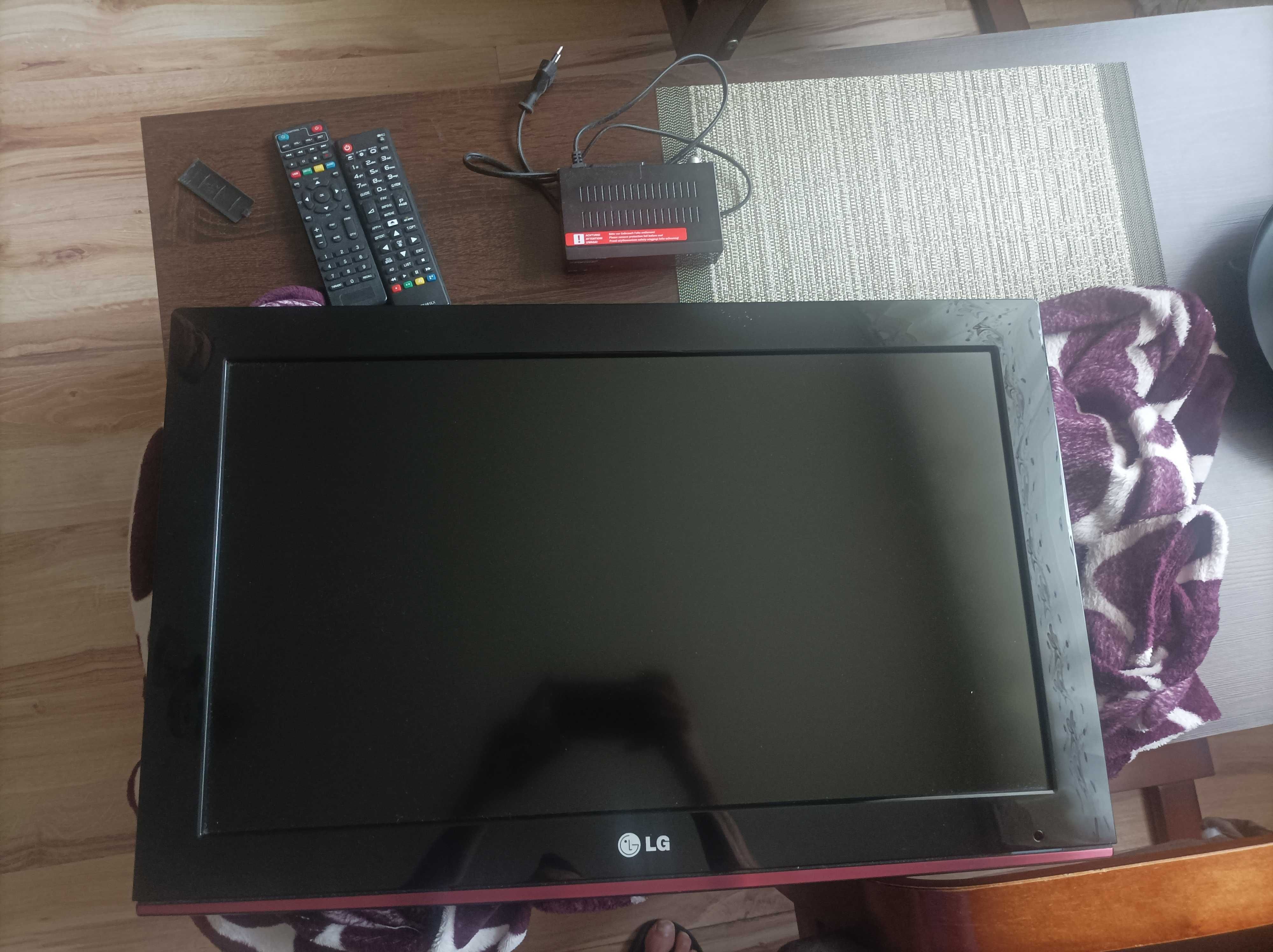 Telewizor LG 26 cali z dekoderem dołączanym i dwoma pilotami