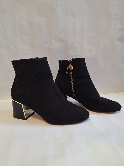 Замшеві ботильйони River Island