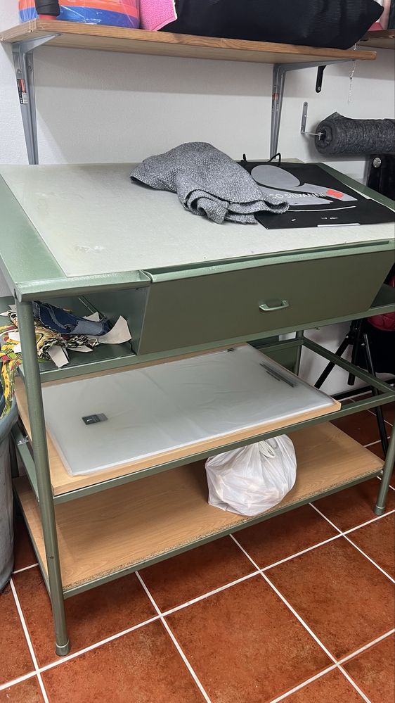 Mesa de corte + cavalete peles
