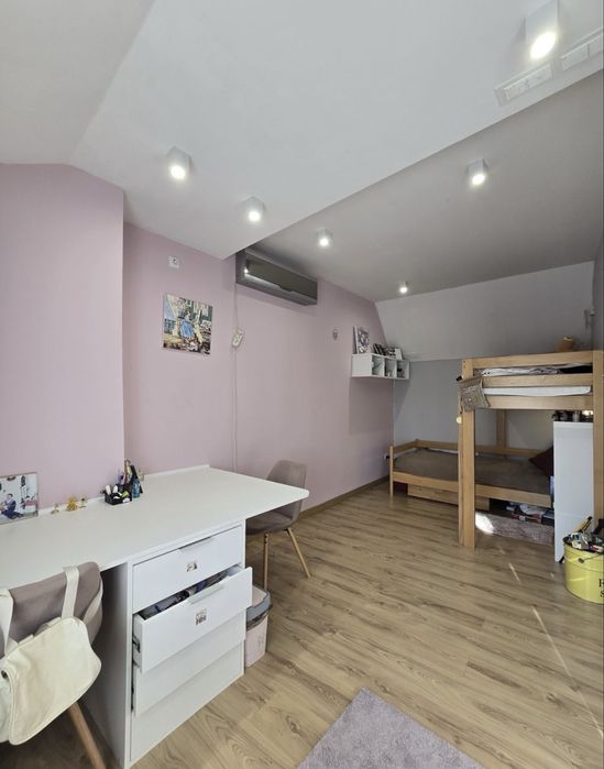 Напівособняк із загальним двориком