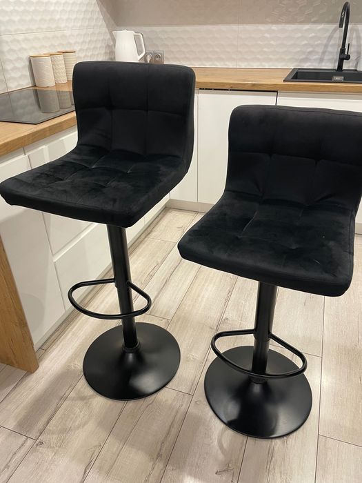 Czarne welurowe hokery