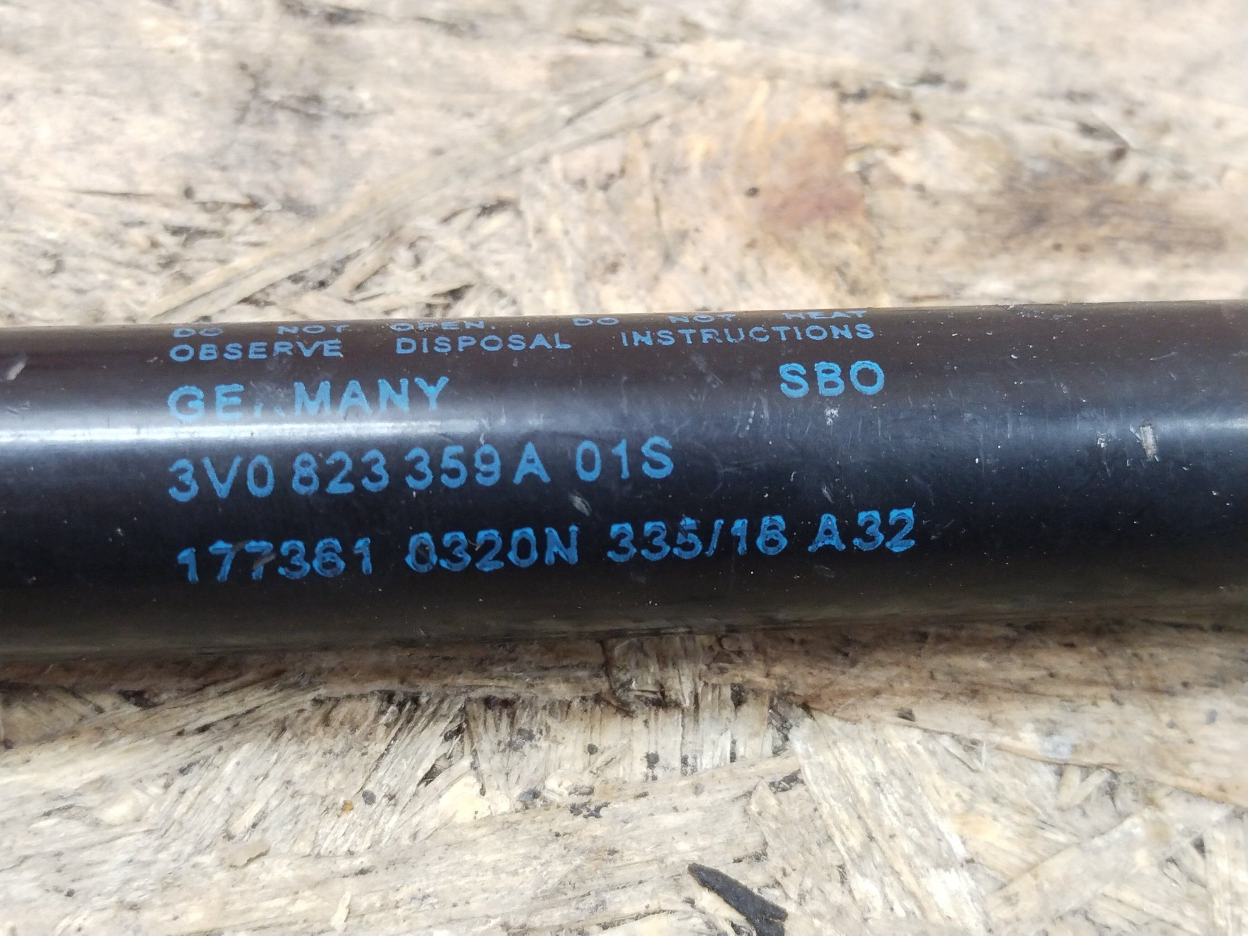 Skoda Superb III 2015- Амортизатор капота 320N газовый упор 3V0823359A