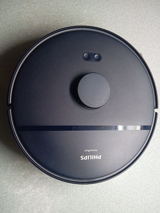 робот-пылесос, в комплекте есть зарядка и станция для него