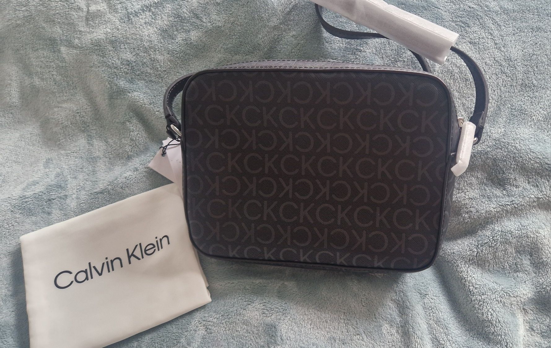 Calvin Klein torebka Re- lock Camera bag mono