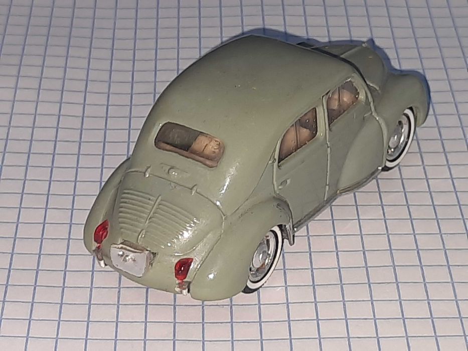Модель автомобиля Рено масштаб 1:43. Сделано во Франции