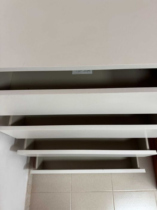Móvel IKEA com quatro gavetas