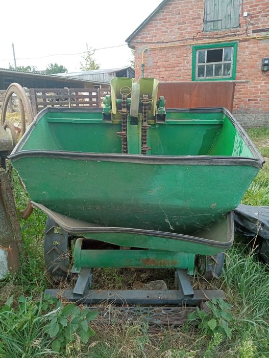 трактор Shibaura P17f в робочому стані з додатковим обладнанн