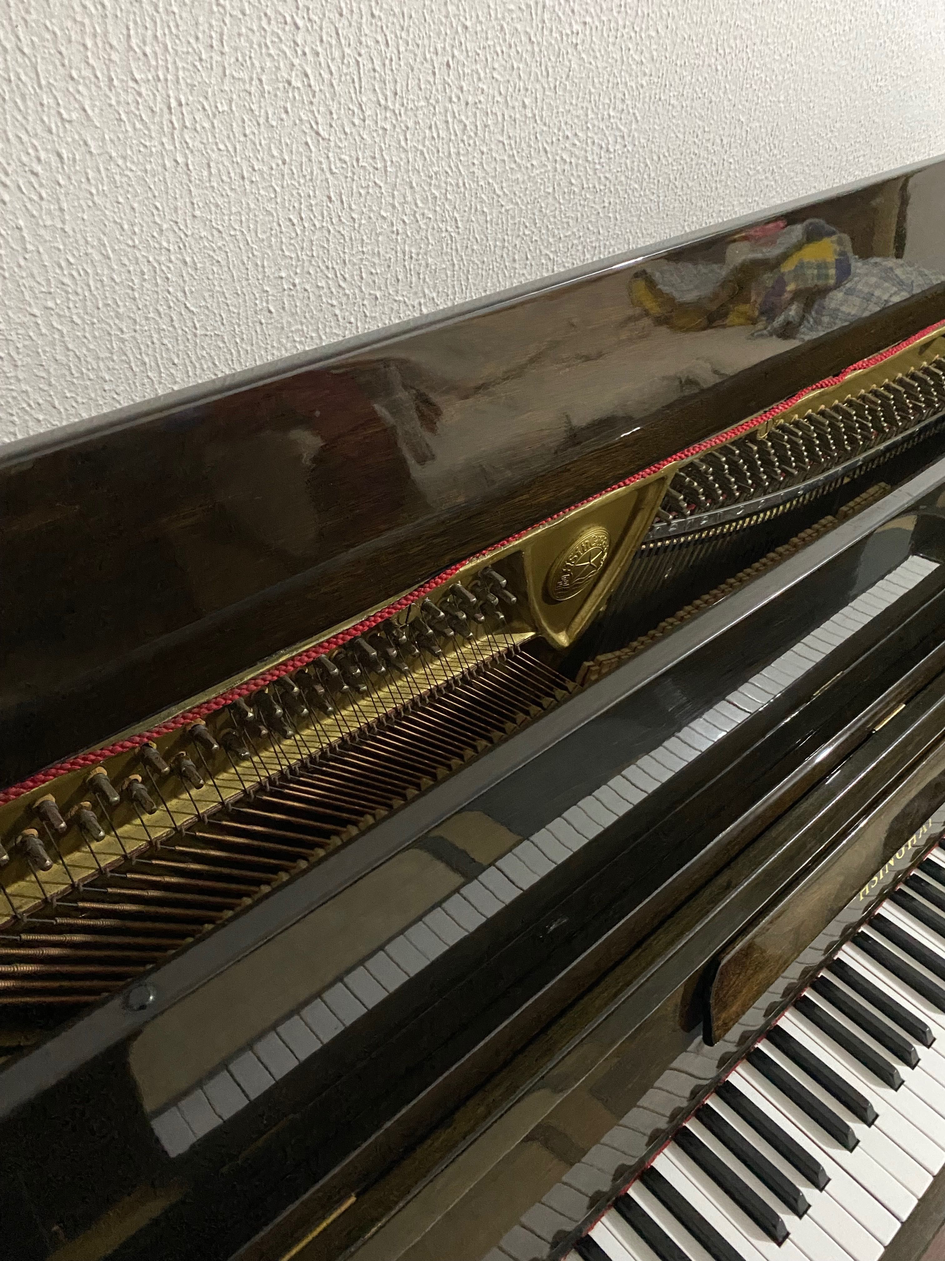 Piano acústico bem conservado