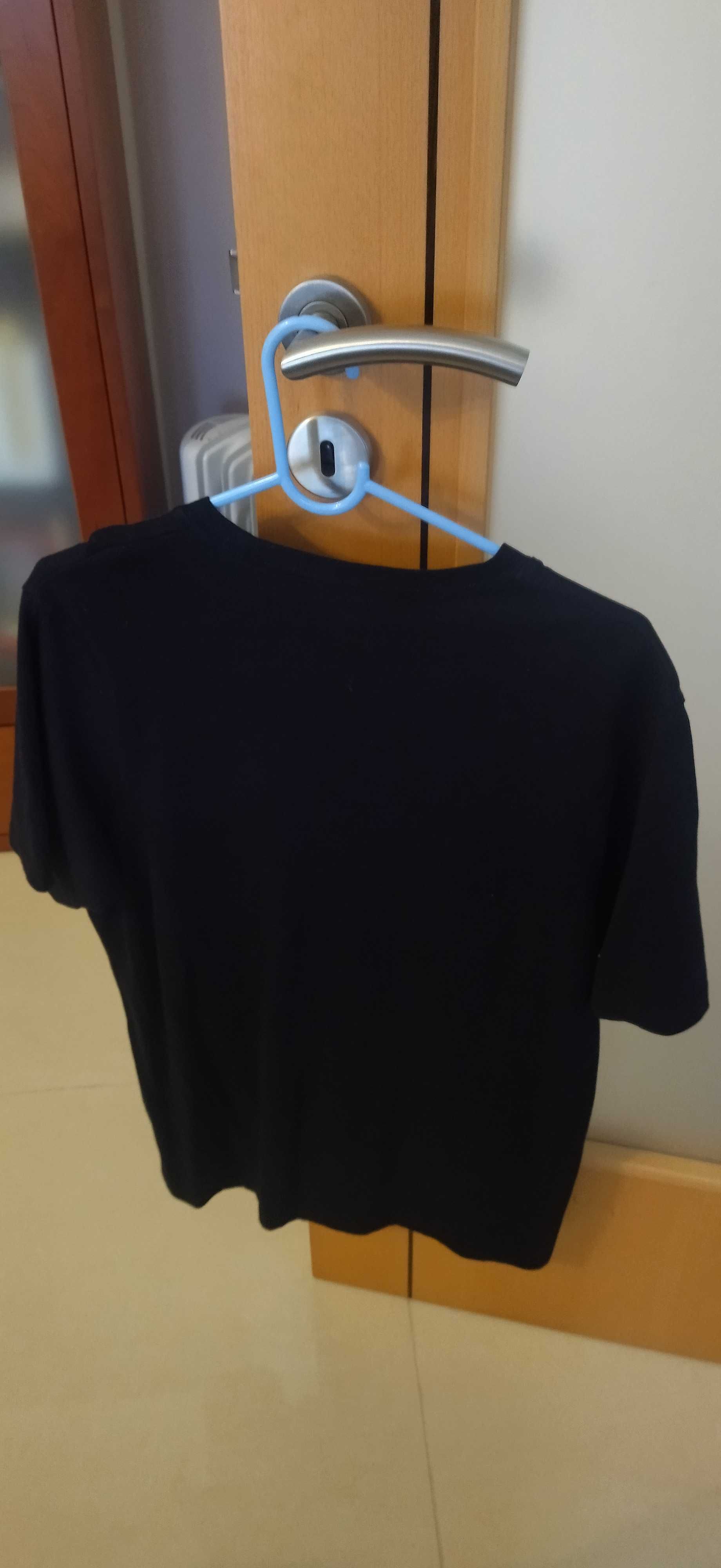 T-Shirt preta Pull & Bear com estampa colorida - M - novo preço