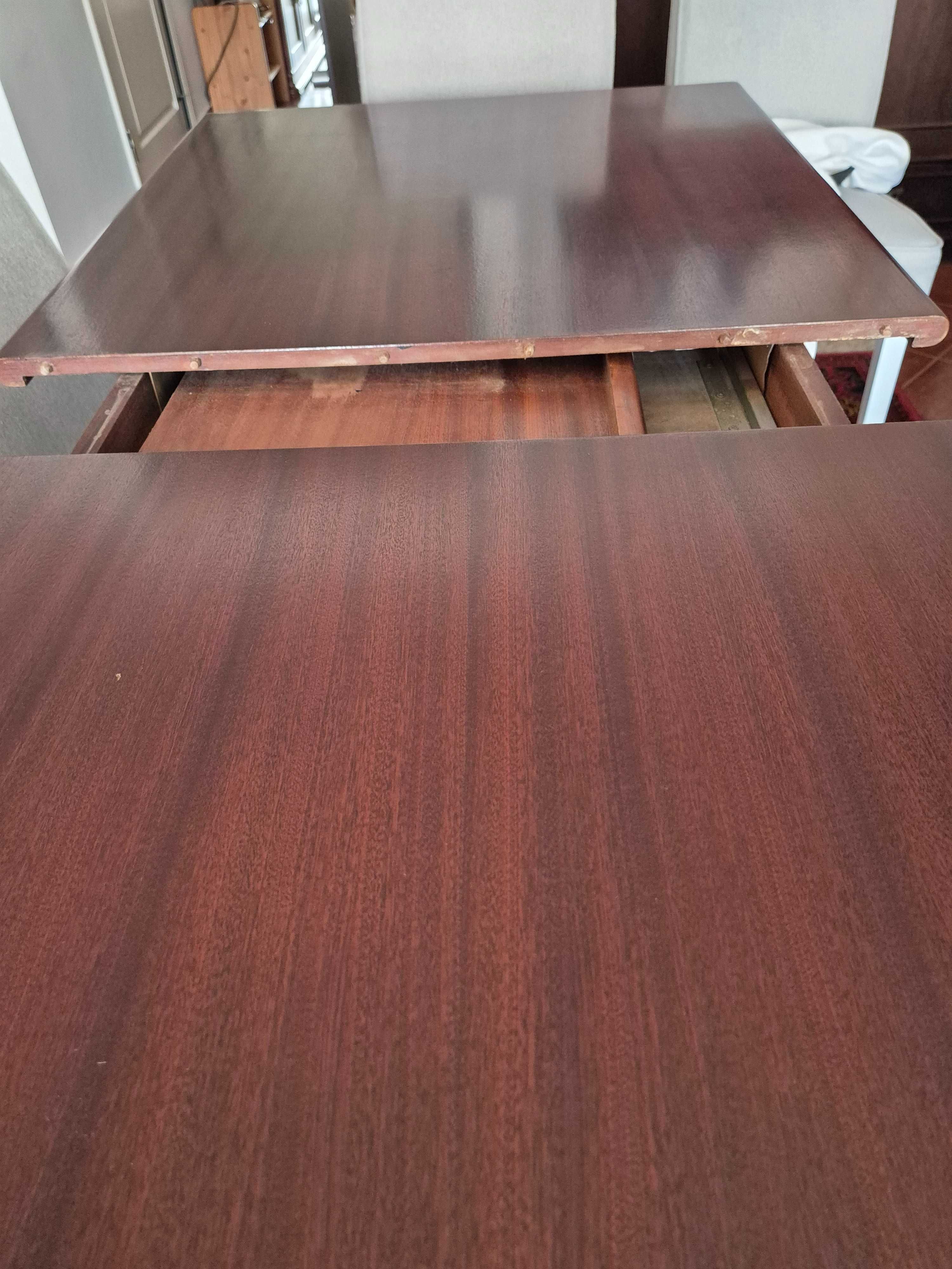 Mesa de cozinha em mogno