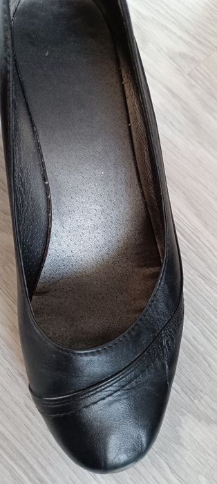 Damskie półbuty czarne niska koturna skóra