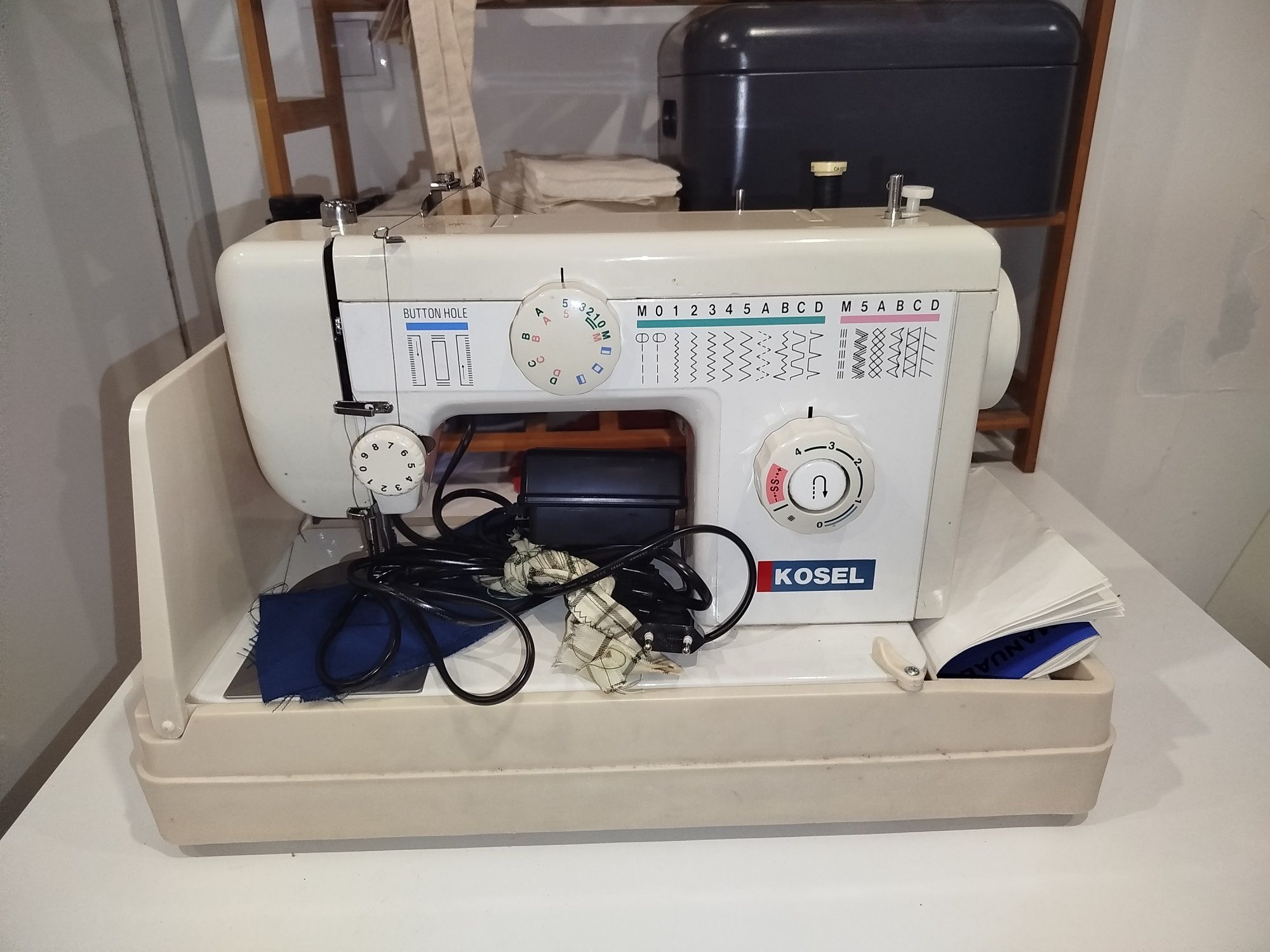 Máquina de costura com mala
