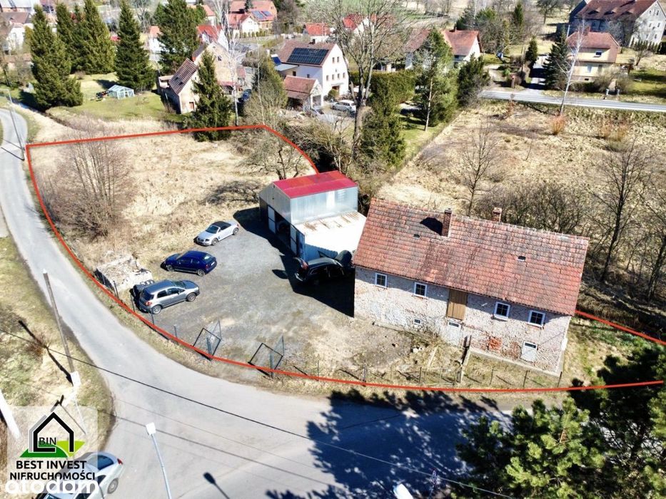 Mały domek przy strumyku