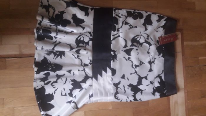 Юбка женская, новая, размер 48, белого цвета с черными розводами.