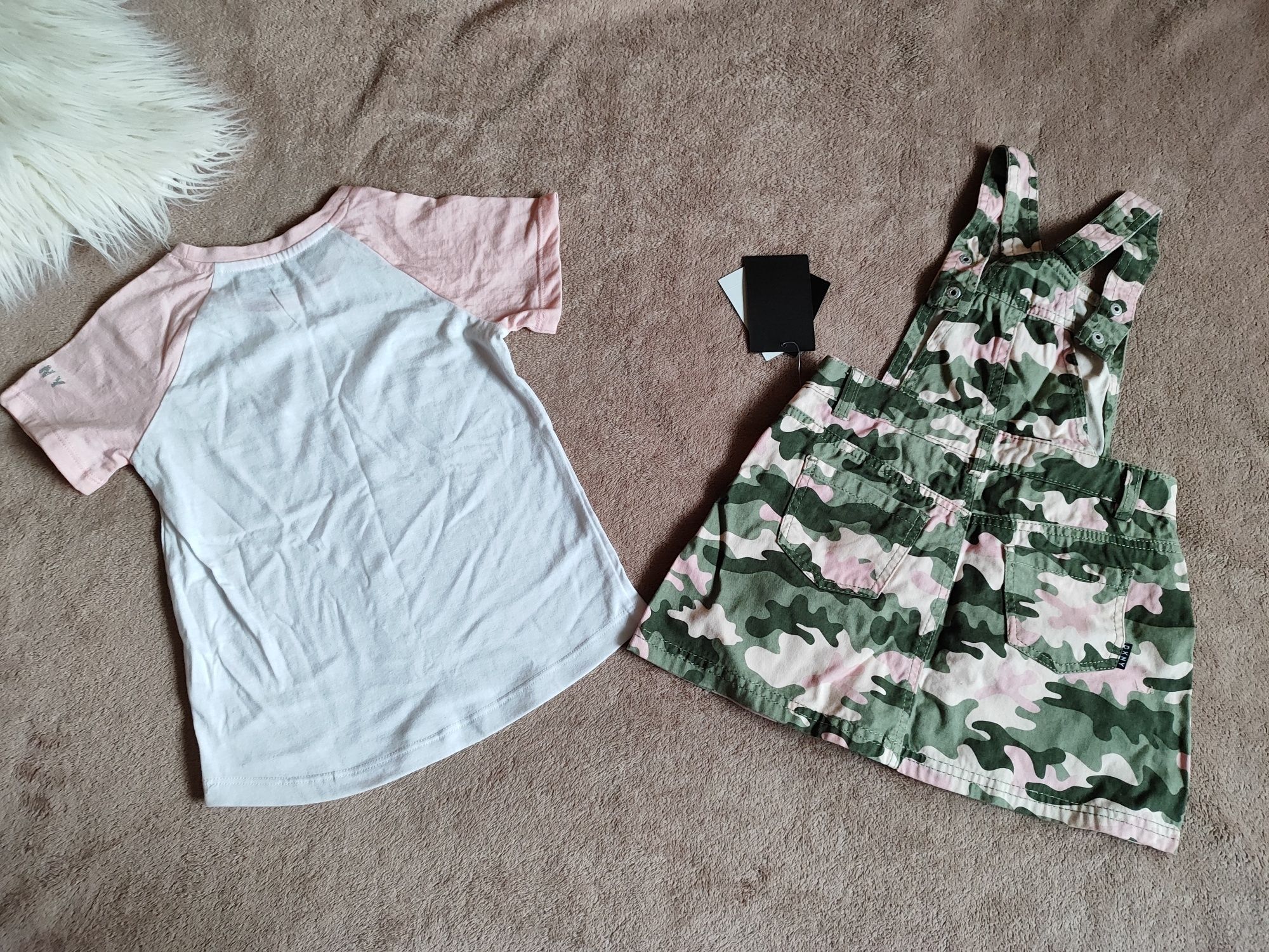 Spódniczka ogrodniczka DKNY rozmiar 5 - 110 moro i biały t-shirt