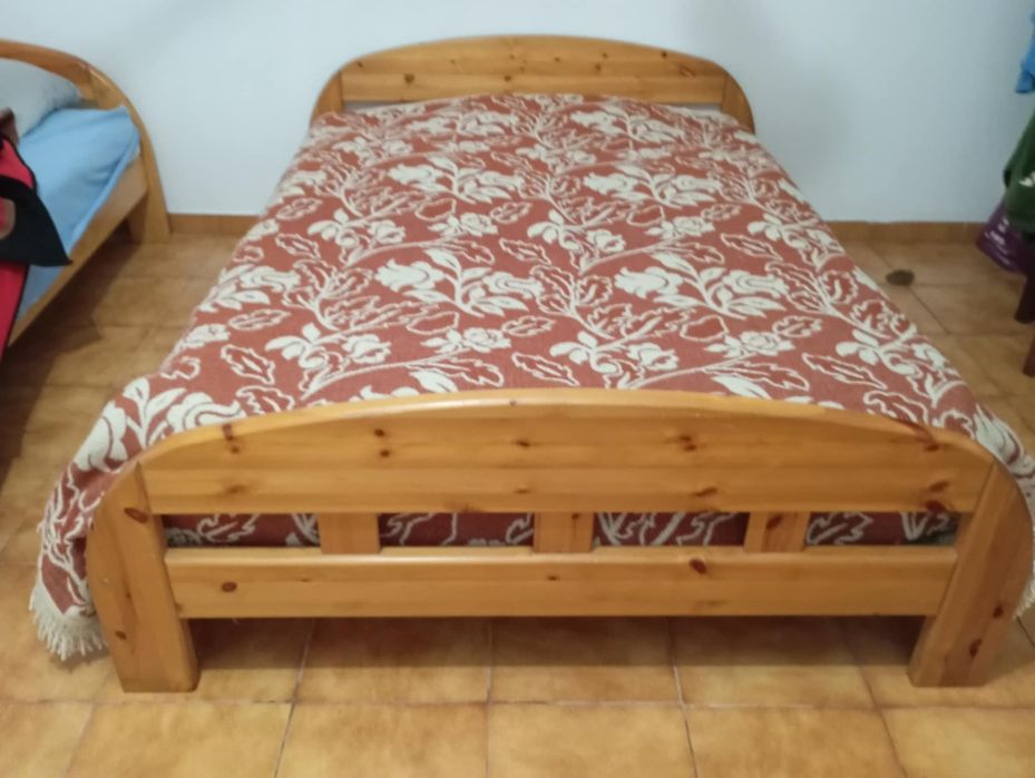 Cama em pinho + Mesinha