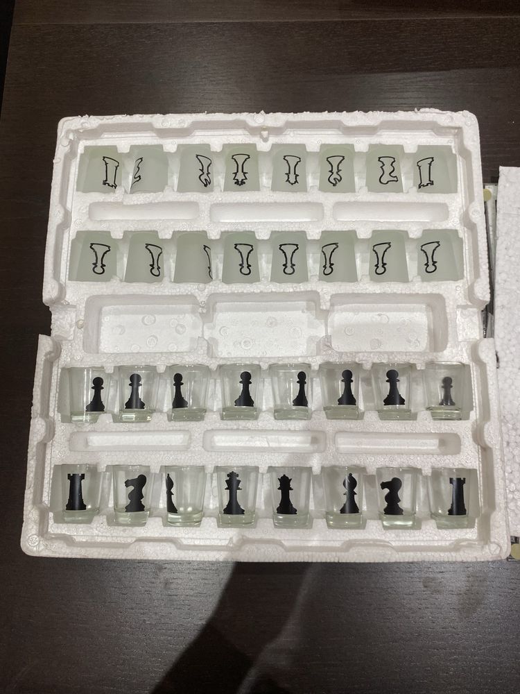 Jogo de Xadrez com copos.