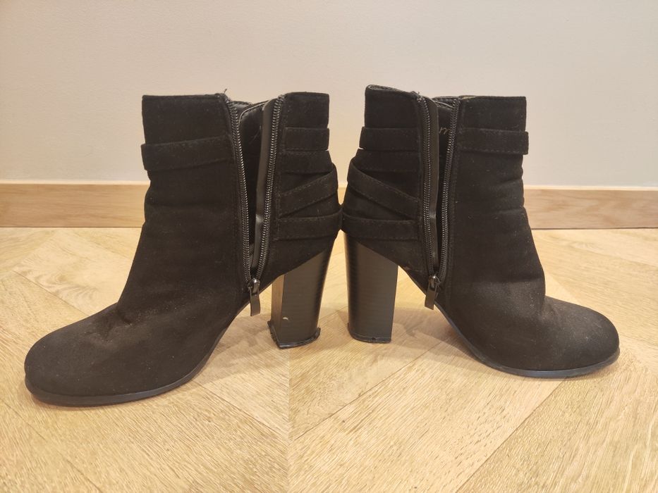 Czarne zapinane botki