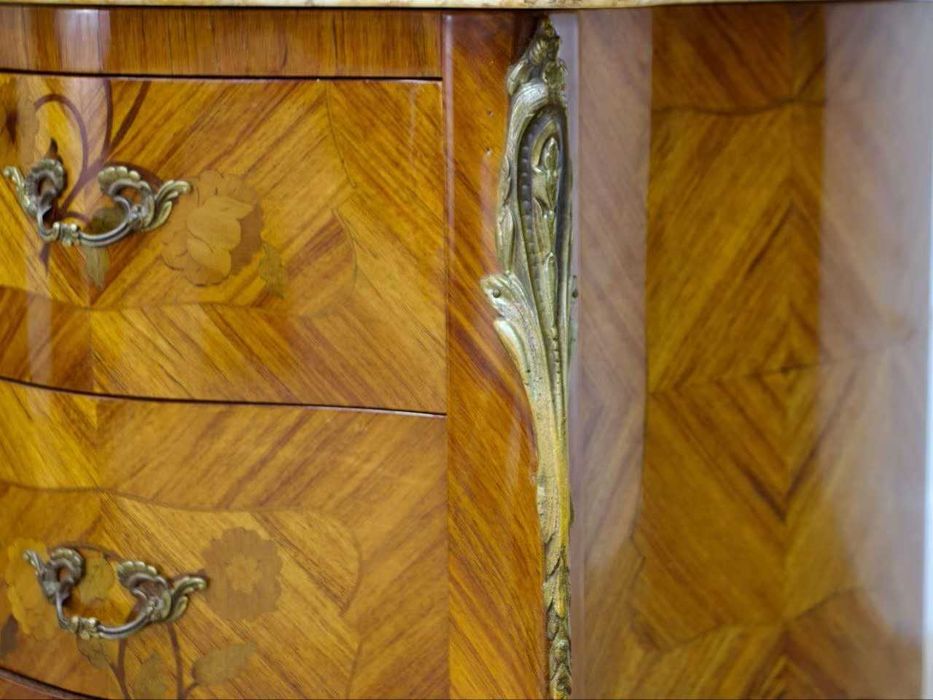 Вінтажні тумбочки в стилі Людовика XV