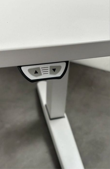 Biurko elektryczne regulowane steel case