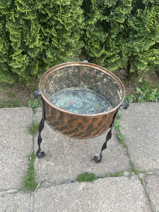 Miedziany kwietnik na kutych nogach – styl rustykalny