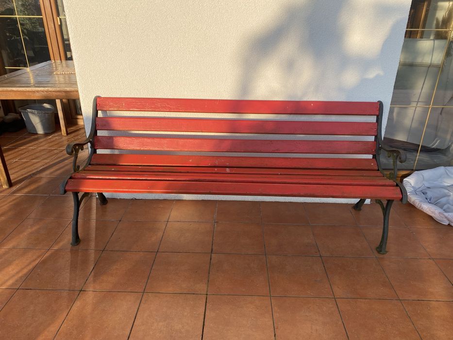 Ławka  ogrodowa czerwona