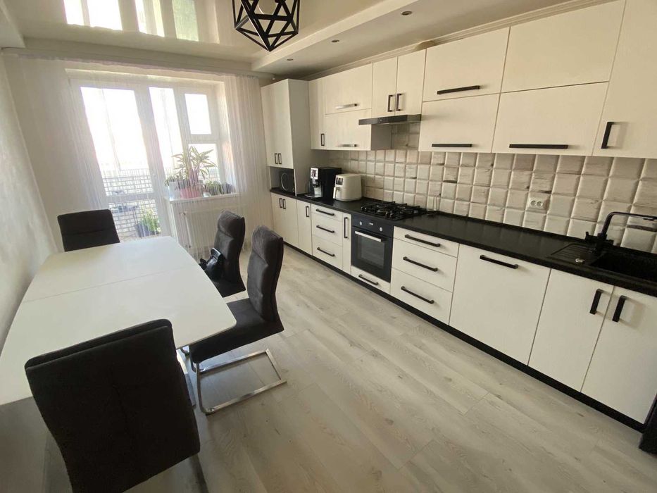 Продаж трикімнатної двохярусної квартири на Академічному