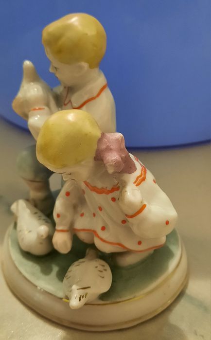 Статуэтки фарфоровые.