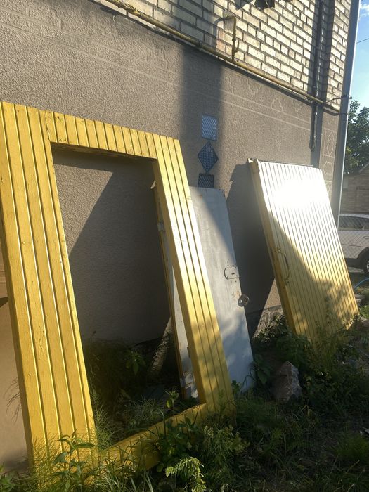 Ворота б. у. з дверцею утеплені на зиму на гараж Київська обл.