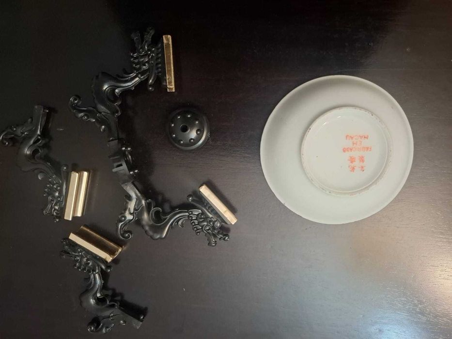 Cinzeiro de porcelana asiática pintado à mão com borda dourada