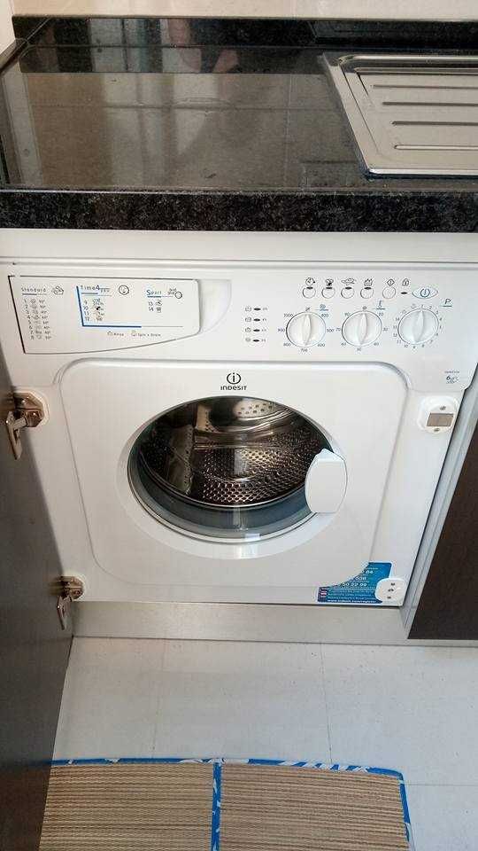 Maquina Lavar Roupa de Encastrar "INDESIT" Super Econômica A+ (Estrear