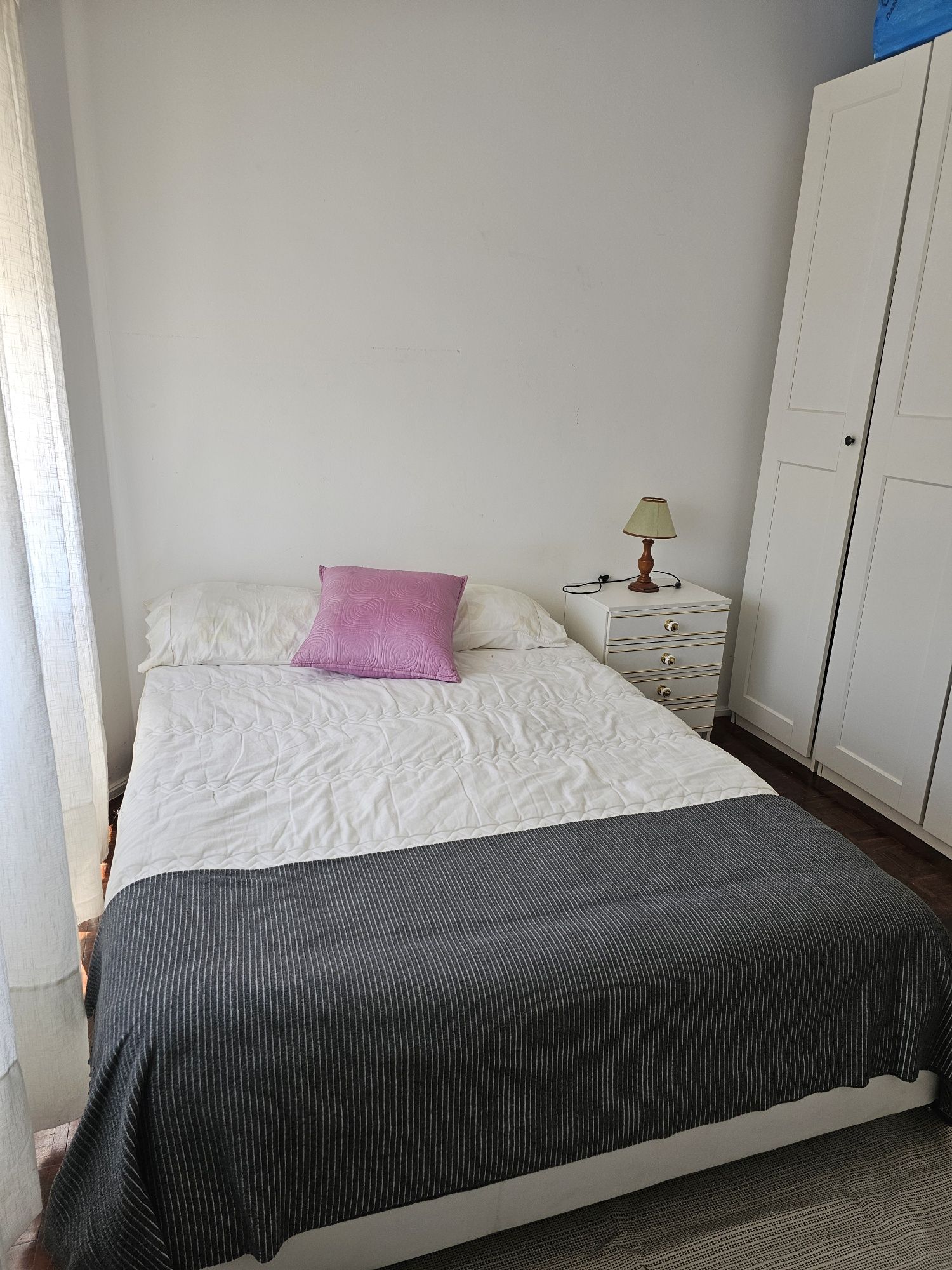 Arrendo quarto para raparigas mobiliado em lugar sossegado.