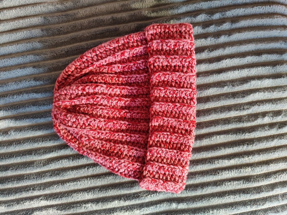 Czerwono różowa czapka beanie ręcznie robiona na szydełku