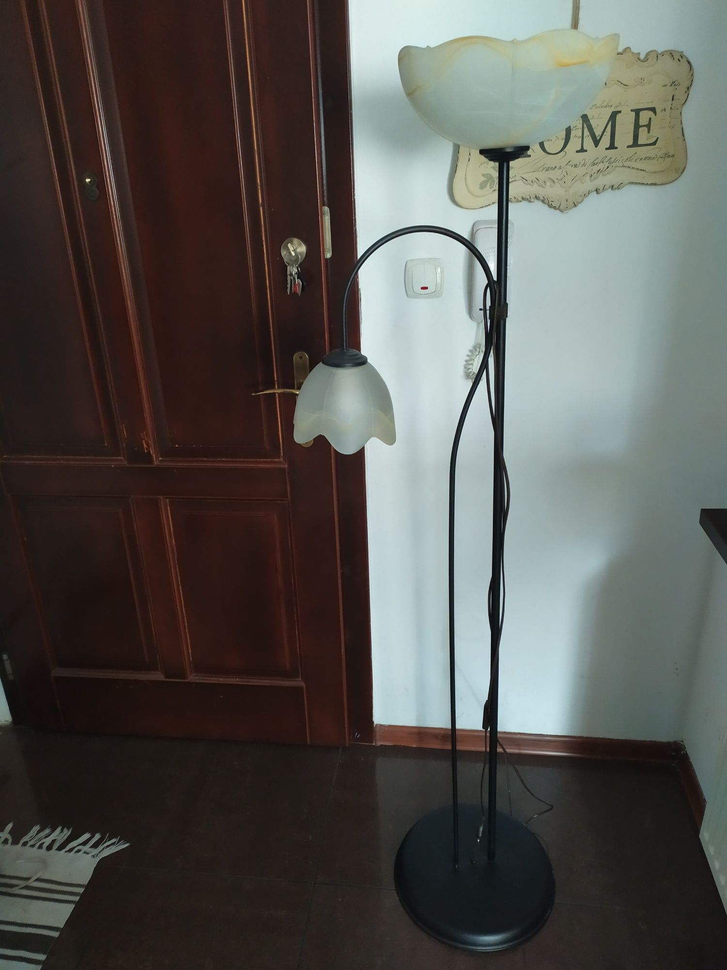 Lampa stojąca z kloszami