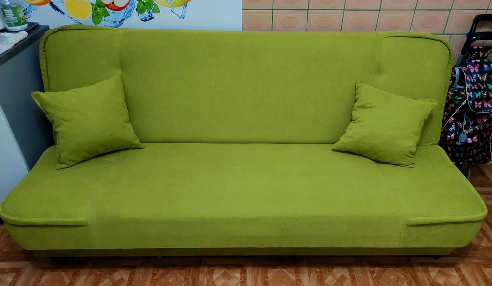 zielona rozkładana sofa