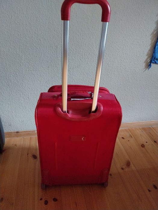 Solidna Walizka z kieszeniami