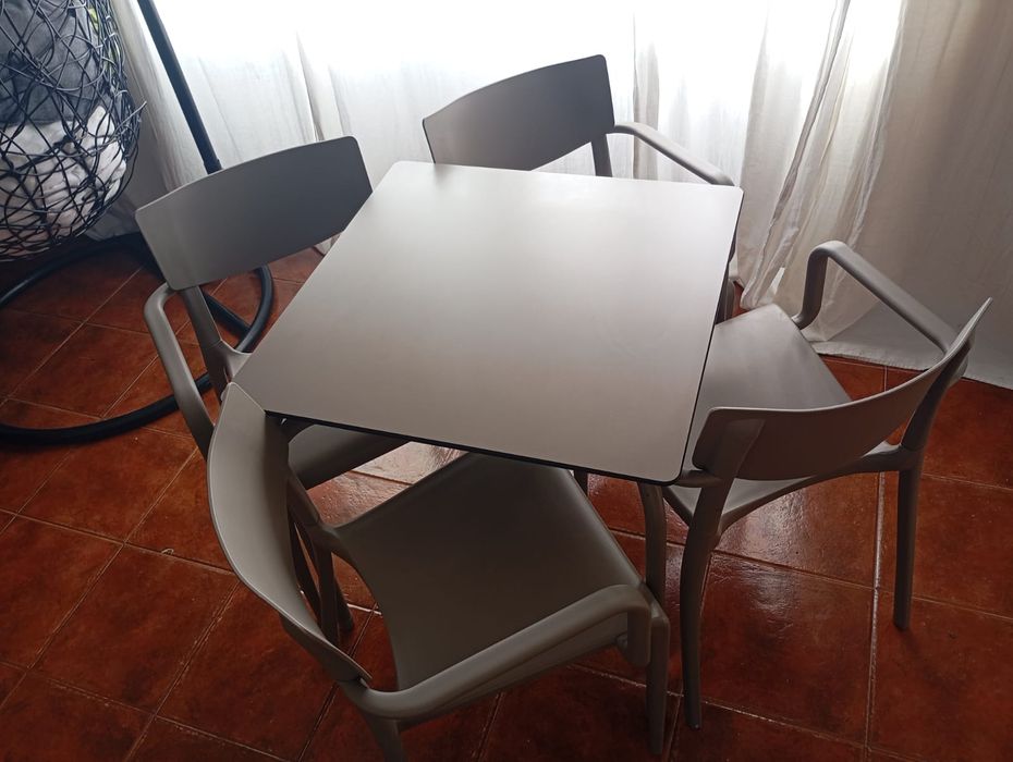 Conjunto Mesa + 4 cadeiras